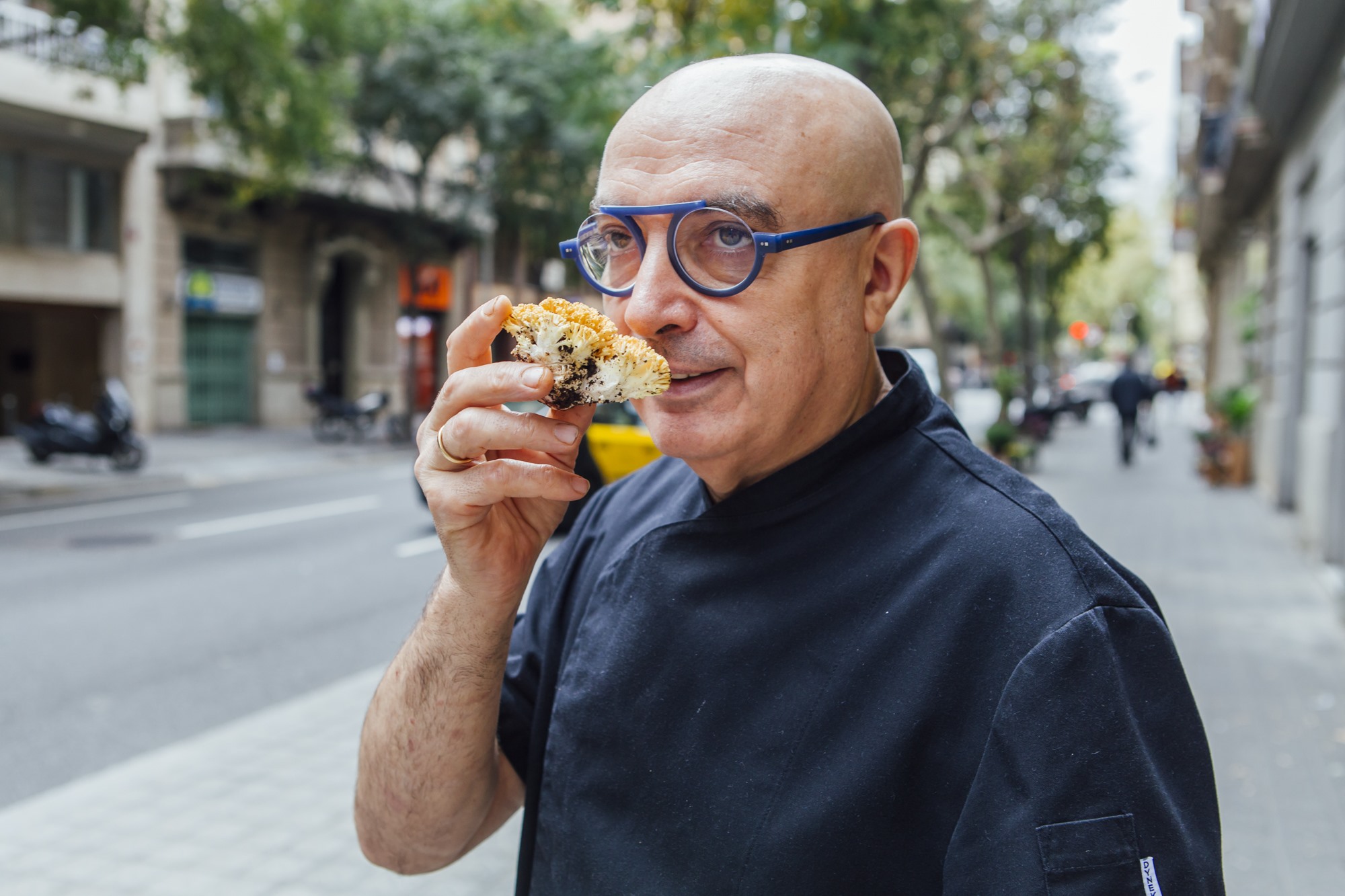 José Álvarez, de 'Can Vallés', sintiendo el aroma de 'peu de rata' (Ramaria aurea). José Álvarez, de 'Can Vallés', sintiendo el aroma de 'peu de rata' (Ramaria aurea).