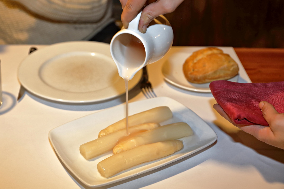 Plato de espárragos de Navarra en el restaurante 'Casa Julián'. Plato de espárragos de Navarra en el restaurante 'Casa Julián'.