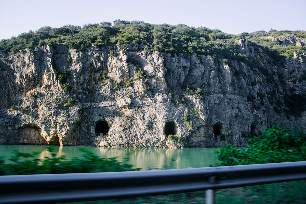 Paredes escarpadas enmarcan ríos y embalses en el arranque de la ruta. Paredes escarpadas enmarcan ríos y embalses en el arranque de la ruta.