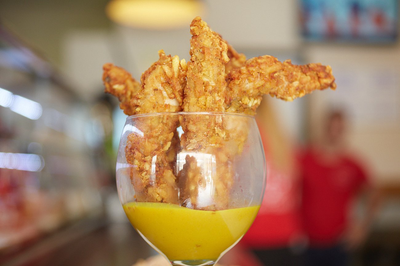 Restaurante 'Quattros'. Tapa: Pollo rebozado de la casa y vinagreta de mostaza. Restaurante 'Quattros'. Tapa: Pollo rebozado de la casa y vinagreta de mostaza.