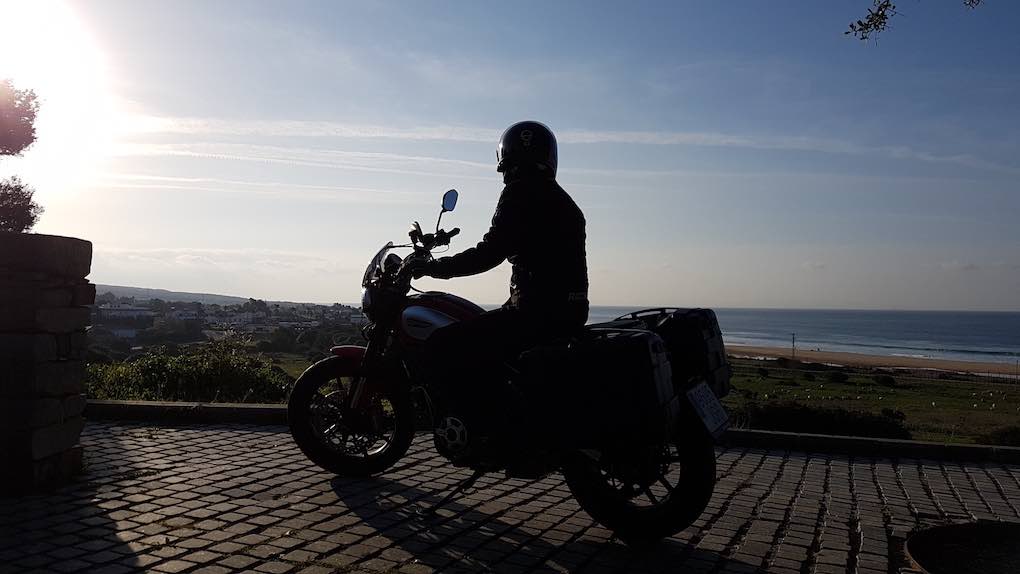 Admirando las vistas de la playa de Bolonia desde el Centro de interpretación de Baelo Claudia. Admirando las vistas de la playa de Bolonia desde el Centro de interpretación de Baelo Claudia.