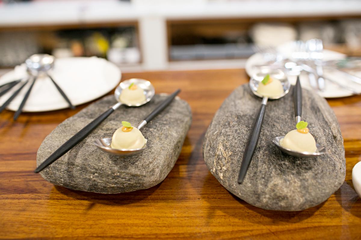 Bombón de hígado de pichón al palo cortado con cacahuete. Bombón de hígado de pichón al palo cortado con cacahuete.
