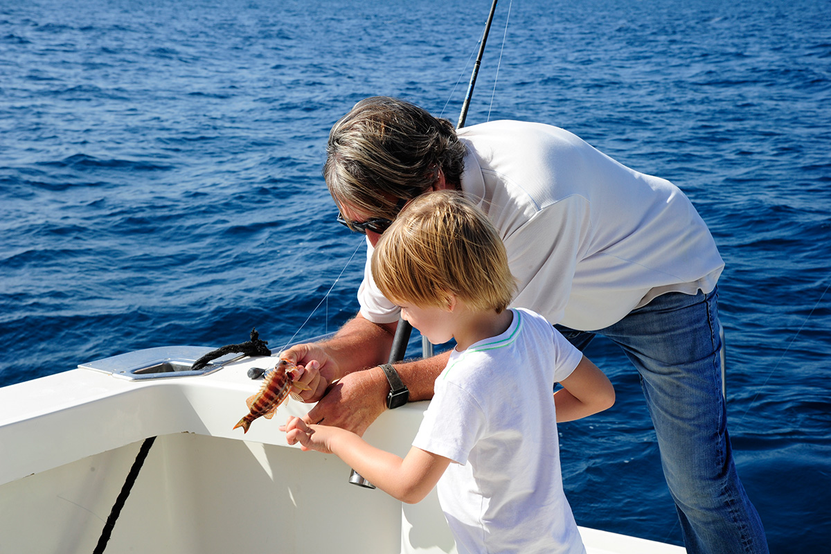 A los niños les explican todo el proceso de pesca y el tipo de pez que han pescado. A los niños les explican todo el proceso de pesca y el tipo de pez que han pescado.