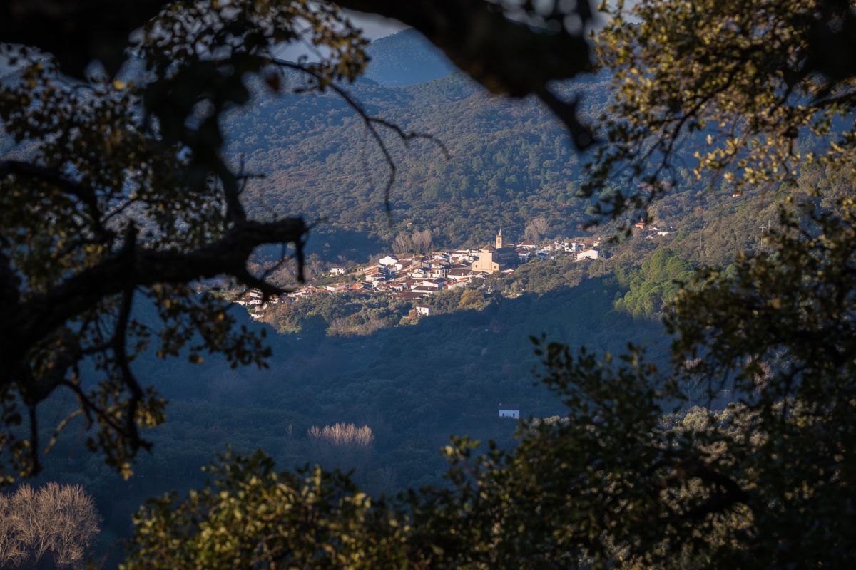 Vista del pueblo Linares de la Sierra enclavado en el corazón del Parque Natural de la Sierra de Aracena, en Huelva. Vista del pueblo Linares de la Sierra enclavado en el corazón del Parque Natural de la Sierra de Aracena, en Huelva.