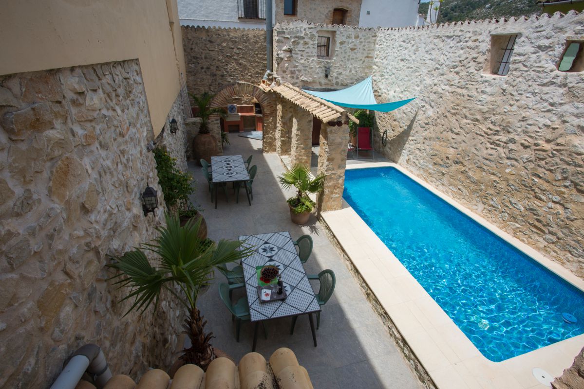 Piscina y patio interior del alojamiento rural Casa Sastre Seguí, en Alpatró, Valle de la Gallinera, Valencia. Piscina y patio interior del alojamiento rural Casa Sastre Seguí, en Alpatró, Valle de la Gallinera, Valencia.