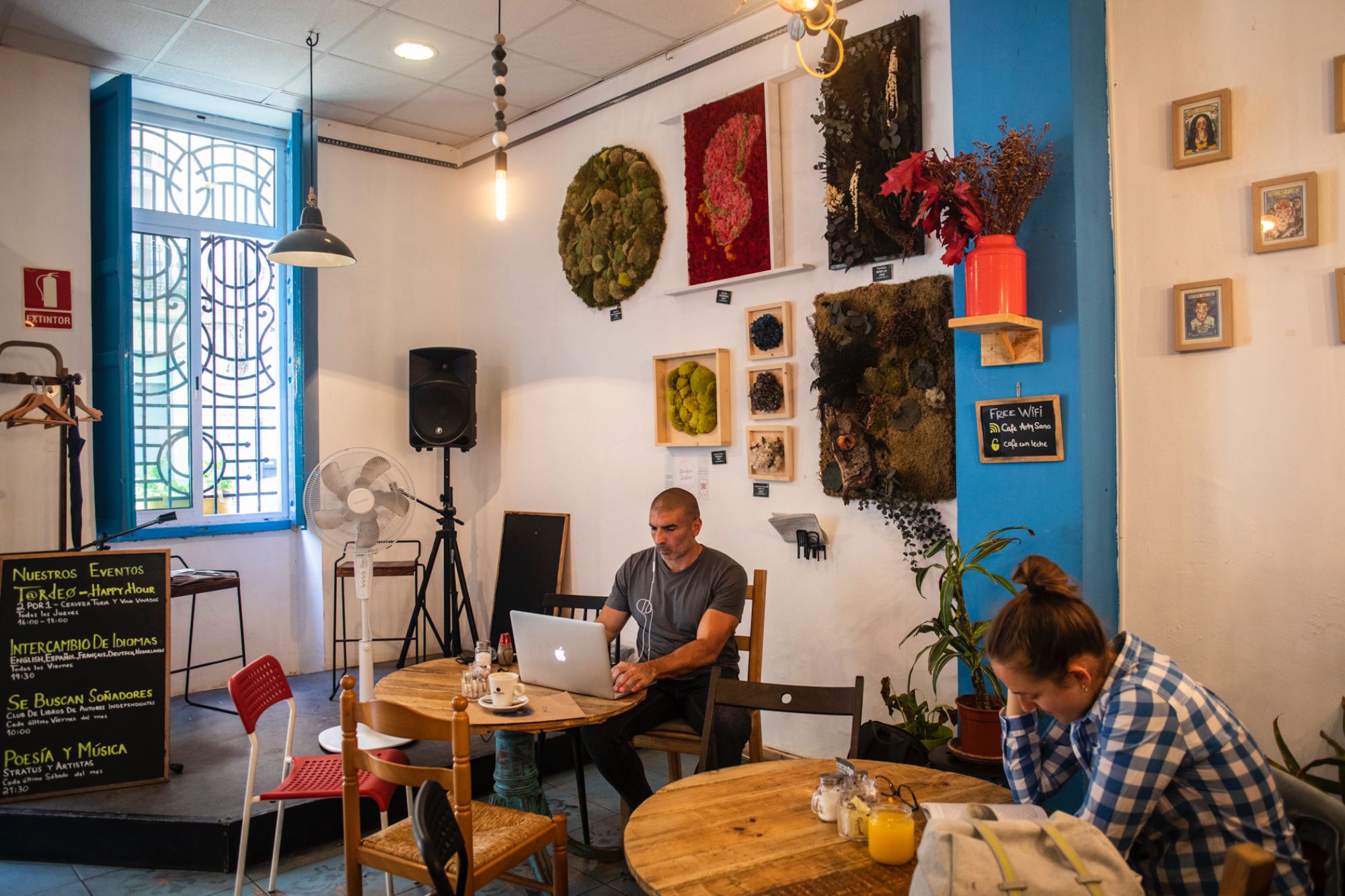Aquí exponen los artistas del barrio, se puede reservar para talleres y hay programación de teatro, cine en V.O., poesía... Aquí exponen los artistas del barrio, se puede reservar para talleres y hay programación de teatro, cine en V.O., poesía...