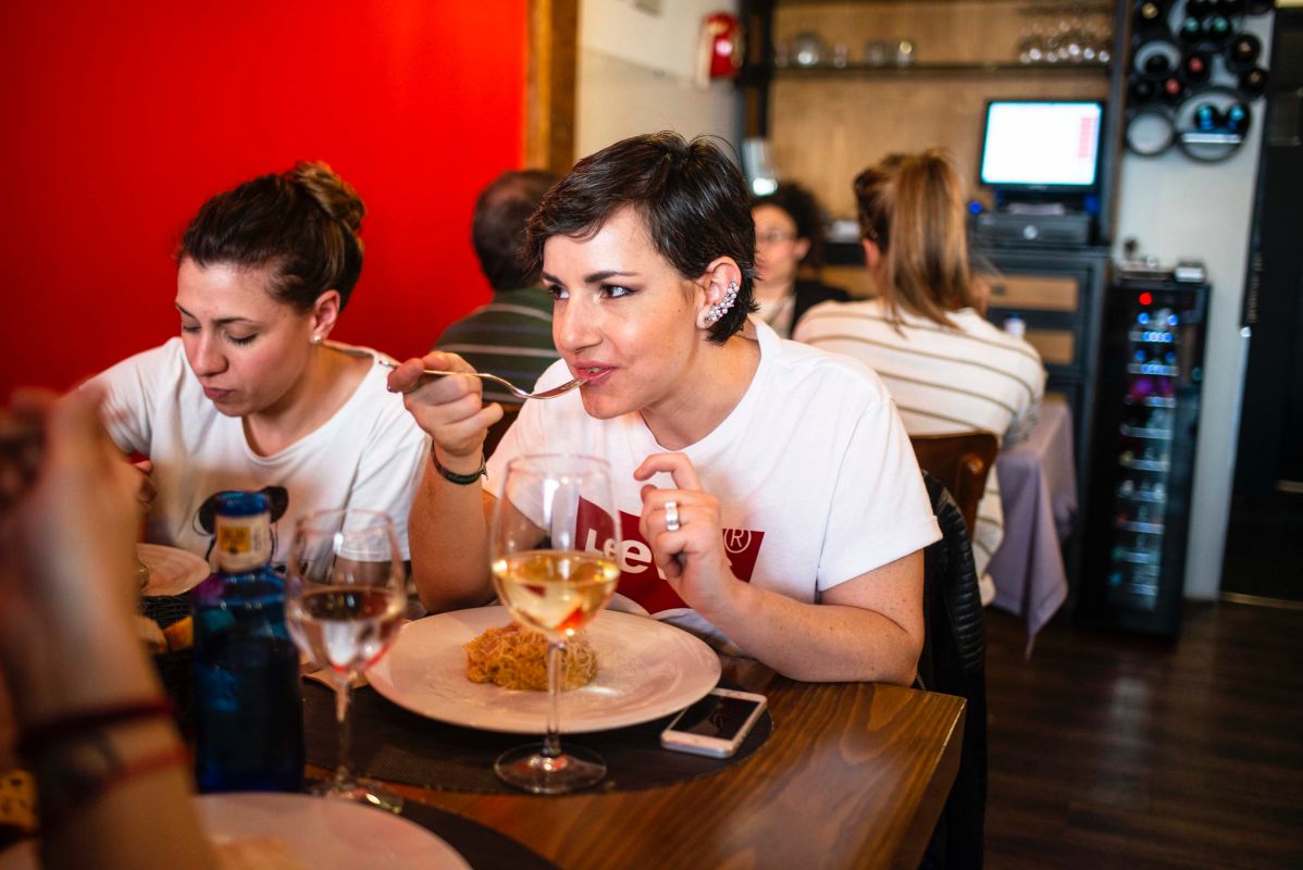Los clientes de 'La Trangantúa' (Madrid) comen en una de las mesas. Los clientes de 'La Trangantúa' (Madrid) comen en una de las mesas.