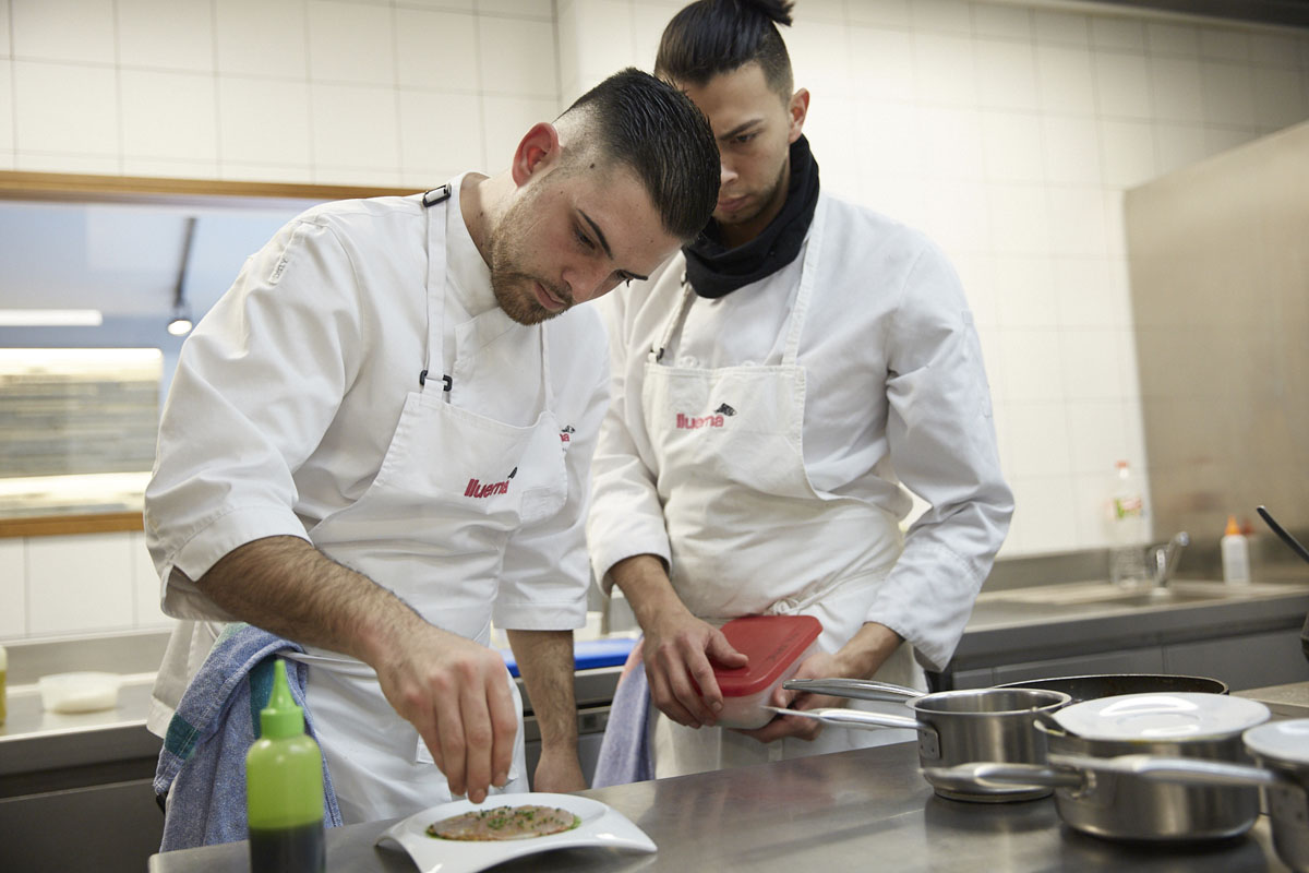 Preparando uno de los platos. Preparando uno de los platos.