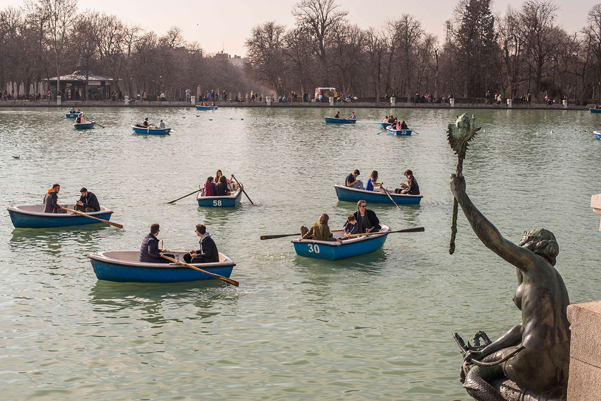 Las barcas, un lugar diferente para contemplar el mundo fantástico del paseo del Estanque Grande. Las barcas, un lugar diferente para contemplar el mundo fantástico del paseo del Estanque Grande.