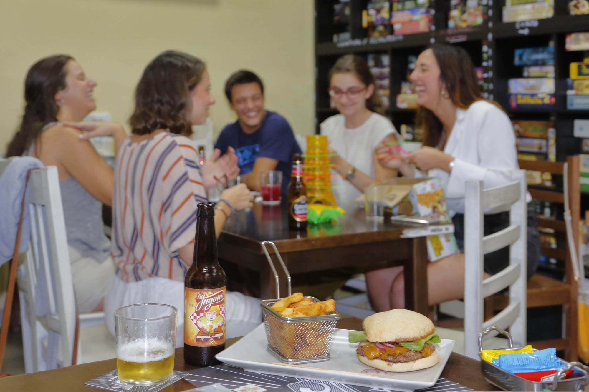 El plato estrella son las hamburguesas; podemos elegir entre 11 variedades distintas. El plato estrella son las hamburguesas; podemos elegir entre 11 variedades distintas.