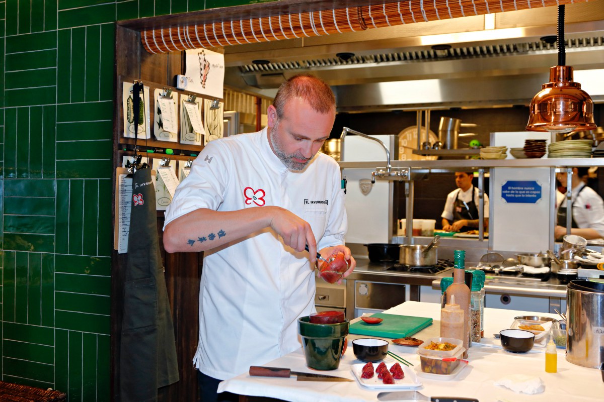 Rodrigo prepara su famoso tartar de remolacha emplatado sobre una maceta. Rodrigo prepara su famoso tartar de remolacha emplatado sobre una maceta.