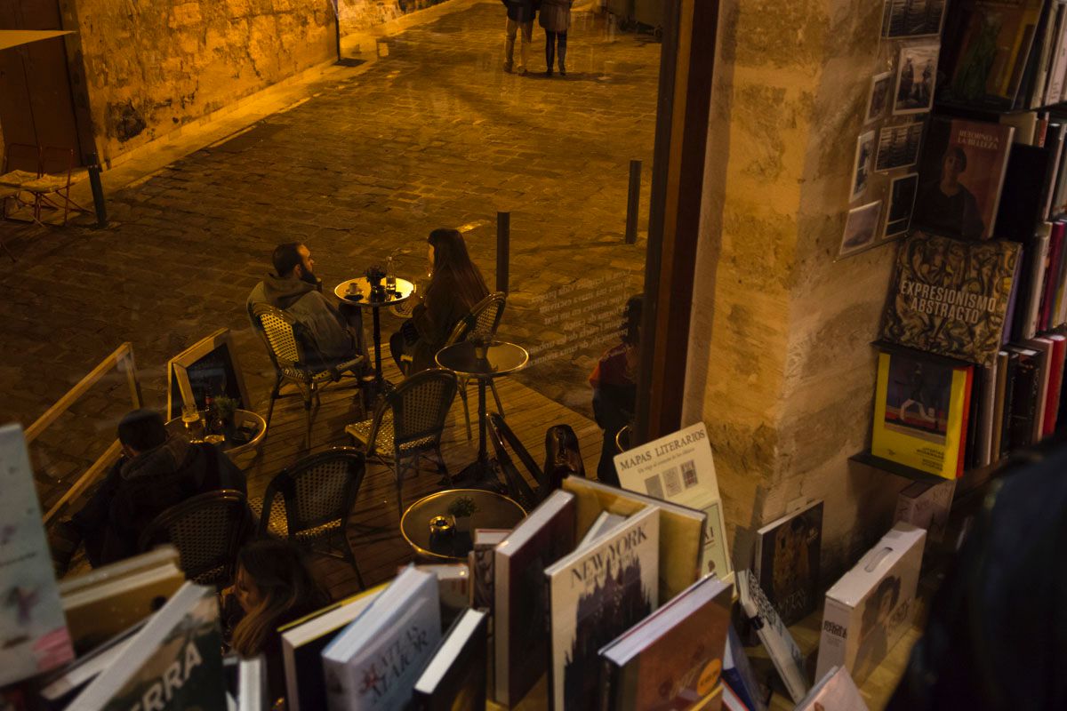 La terraza de la librería invita a detenerse y reposar un rato. La terraza de la librería invita a detenerse y reposar un rato.