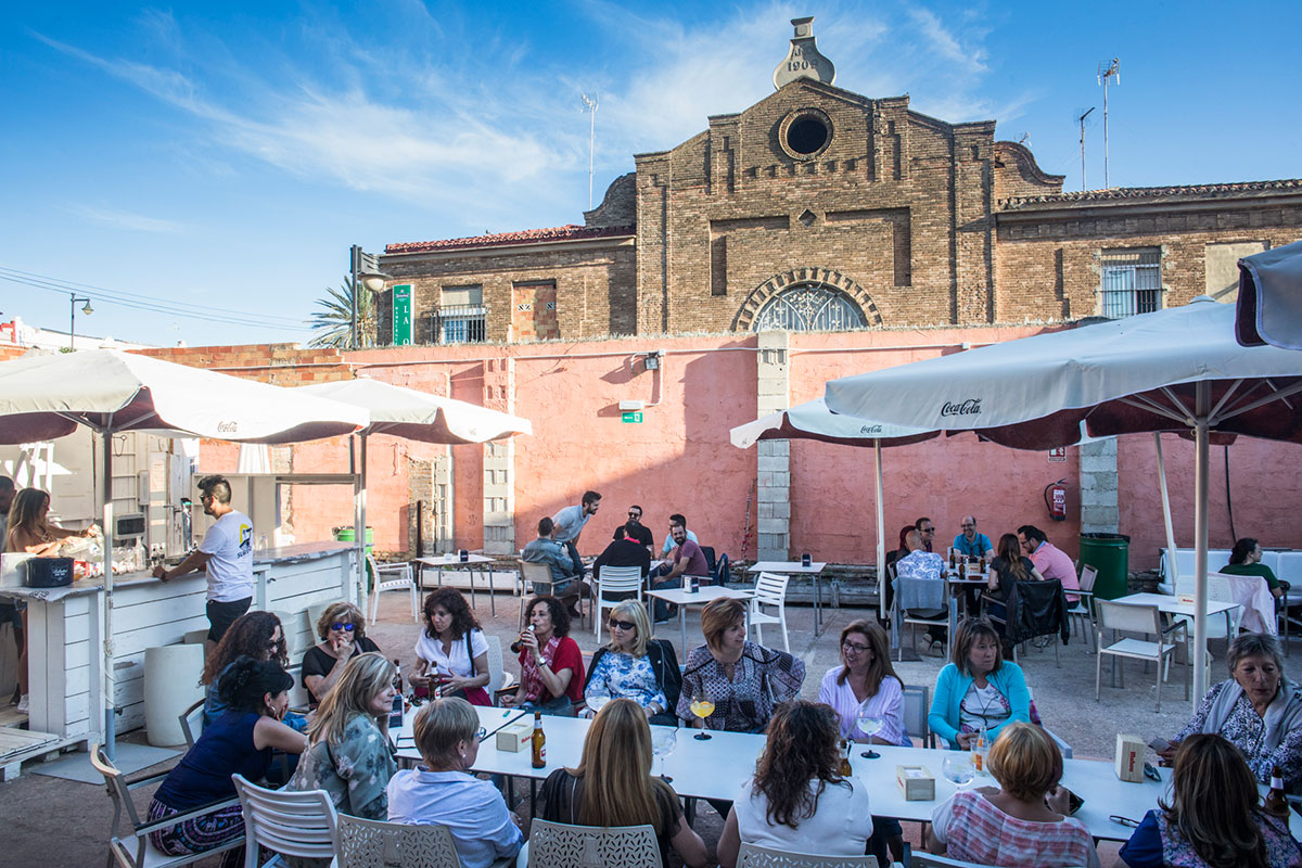 La terraza, otra forma de vivir el movimiento del barrio. La terraza, otra forma de vivir el movimiento del barrio.