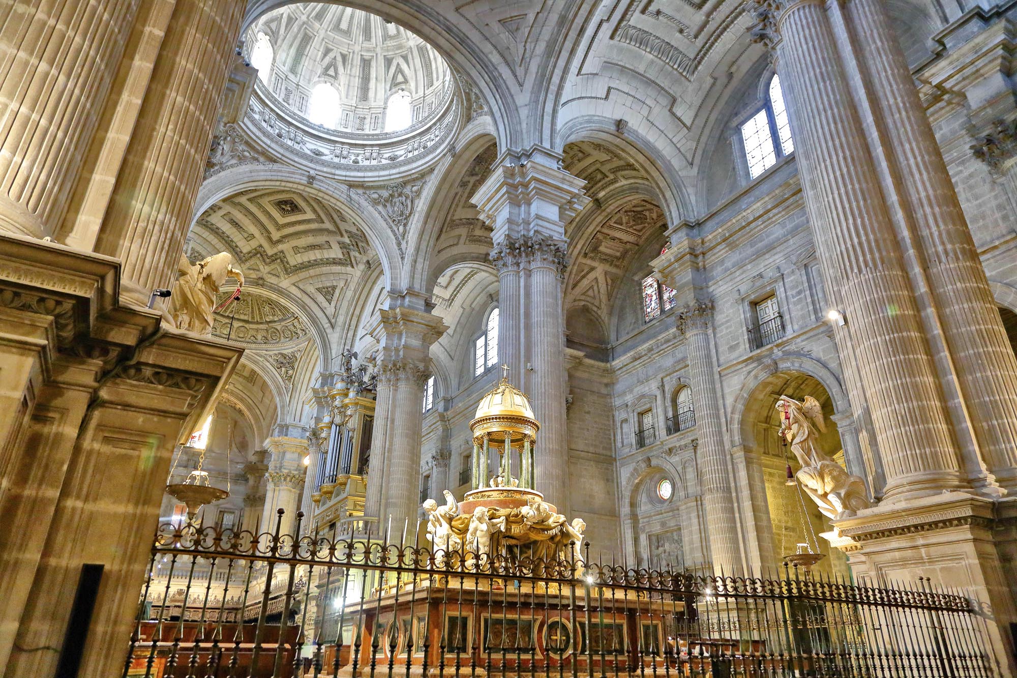 El Altar Mayor está enmarcado por los cuatro pilares centrales del templo. El Altar Mayor está enmarcado por los cuatro pilares centrales del templo.
