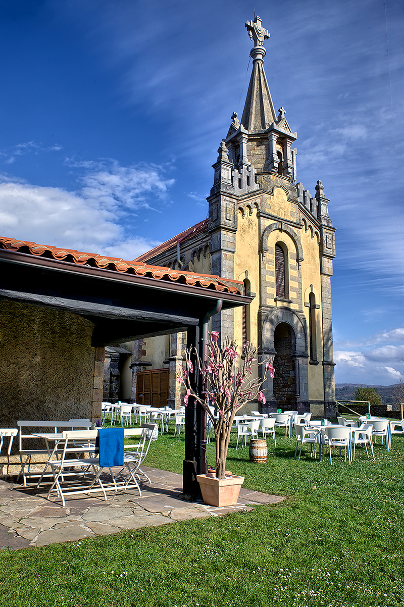 Almorzar o cenar a las puertas de una ermita. Foto: El Remedio. Almorzar o cenar a las puertas de una ermita. Foto: El Remedio.