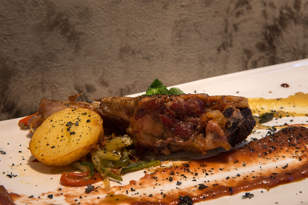 El pato confitado es una de sus exquisitas variedades. El pato confitado es una de sus exquisitas variedades.