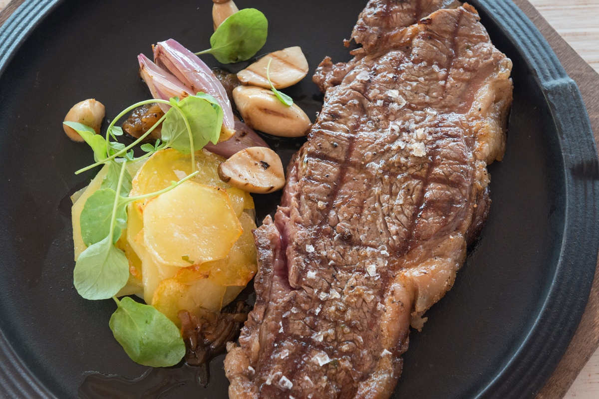 La brasa, junto a la barra 0º y los arroces, conforman la filosofía mediterránea del restaurante. La brasa, junto a la barra 0º y los arroces, conforman la filosofía mediterránea del restaurante.
