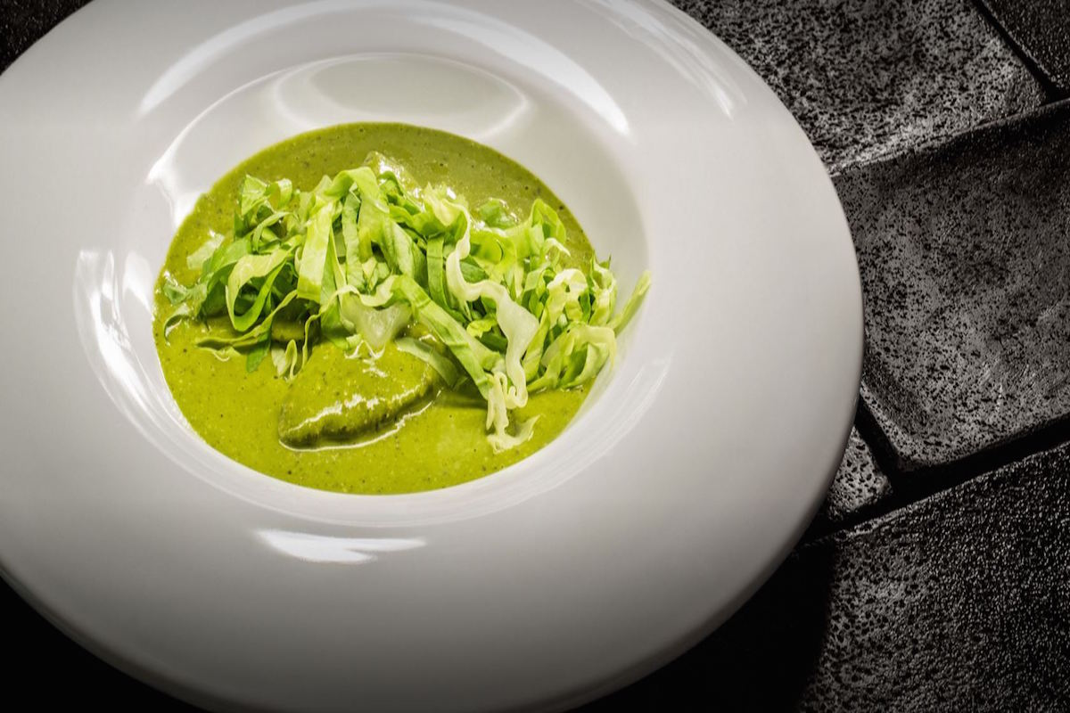 Enchilada de carnitas de pato con salsa de pipian verde de Punto MX. Foto: Punto MX. Enchilada de carnitas de pato con salsa de pipian verde de Punto MX. Foto: Punto MX.