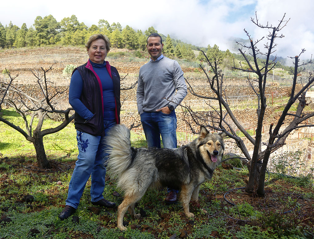 Carmen Gloria y Juan Rubén Ferrera, madre e hijo, junto a su perra 'Golfa'. Carmen Gloria y Juan Rubén Ferrera, madre e hijo, junto a su perra 'Golfa'.