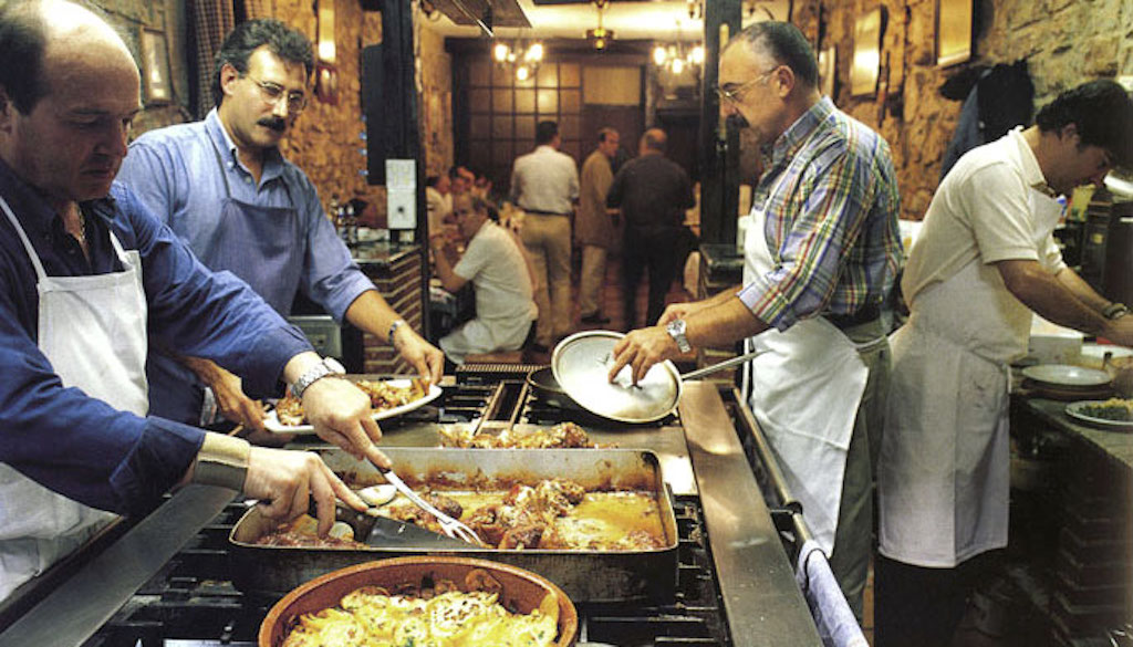 Los socios se organizan en cuadrillas. Foto: Turismo de San Sebastián. Los socios se organizan en cuadrillas. Foto: Turismo de San Sebastián.