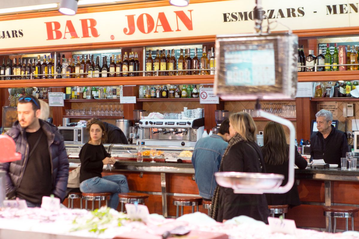 La barra del Bar Joan comparte pasillo con varias paradas de mar. La barra del Bar Joan comparte pasillo con varias paradas de mar.