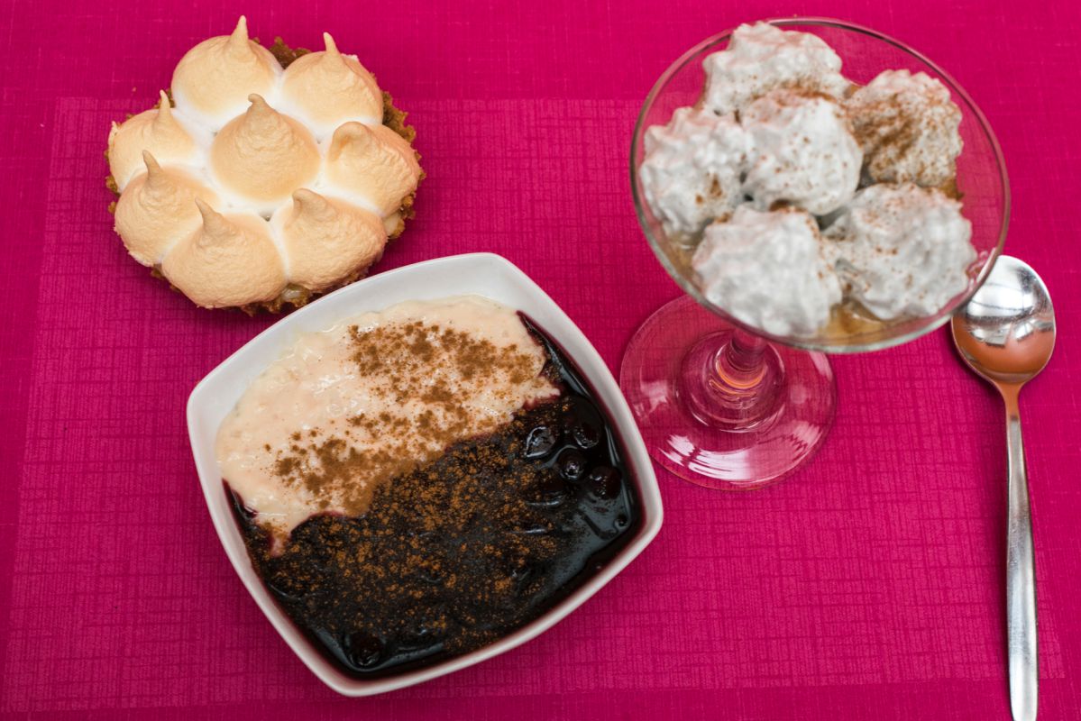 Los postres suspiro a la limeña, pie de limón y mazmorra morada con arroz con leche del restaurante peruano Ancón, en Valencia. Los postres suspiro a la limeña, pie de limón y mazmorra morada con arroz con leche del restaurante peruano Ancón, en Valencia.
