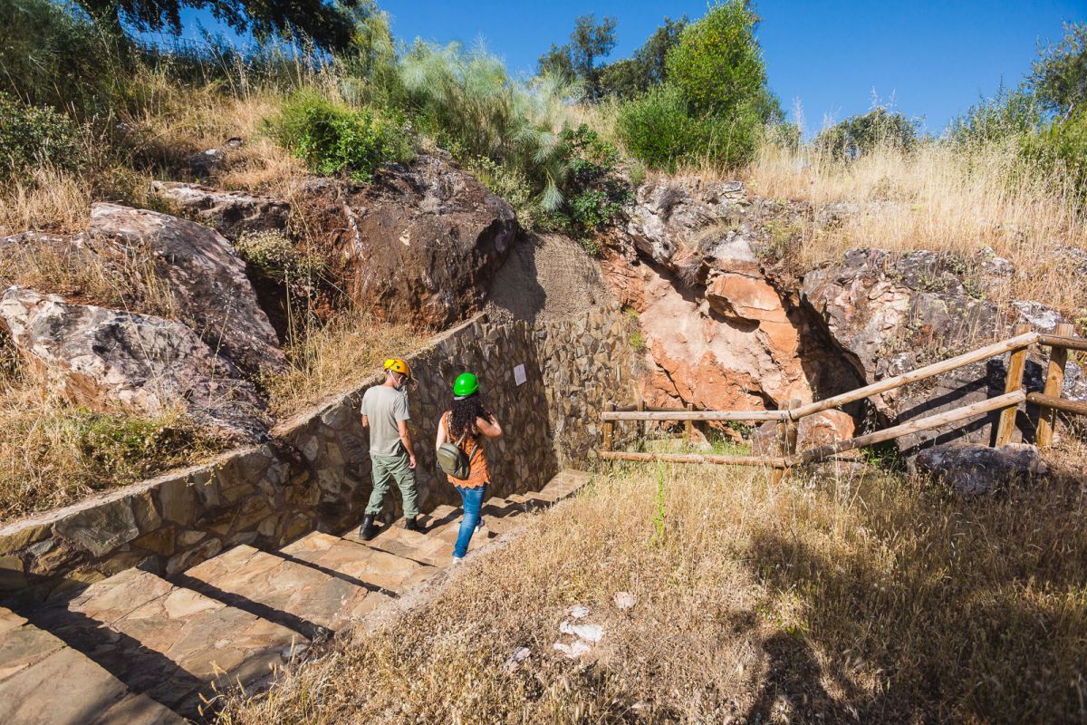 Caminando con el guía para alcanzar la siguiente cueva de las Cuevas de Fuentes de León, en la provincia de Badajoz. Caminando con el guía para alcanzar la siguiente cueva de las Cuevas de Fuentes de León, en la provincia de Badajoz.