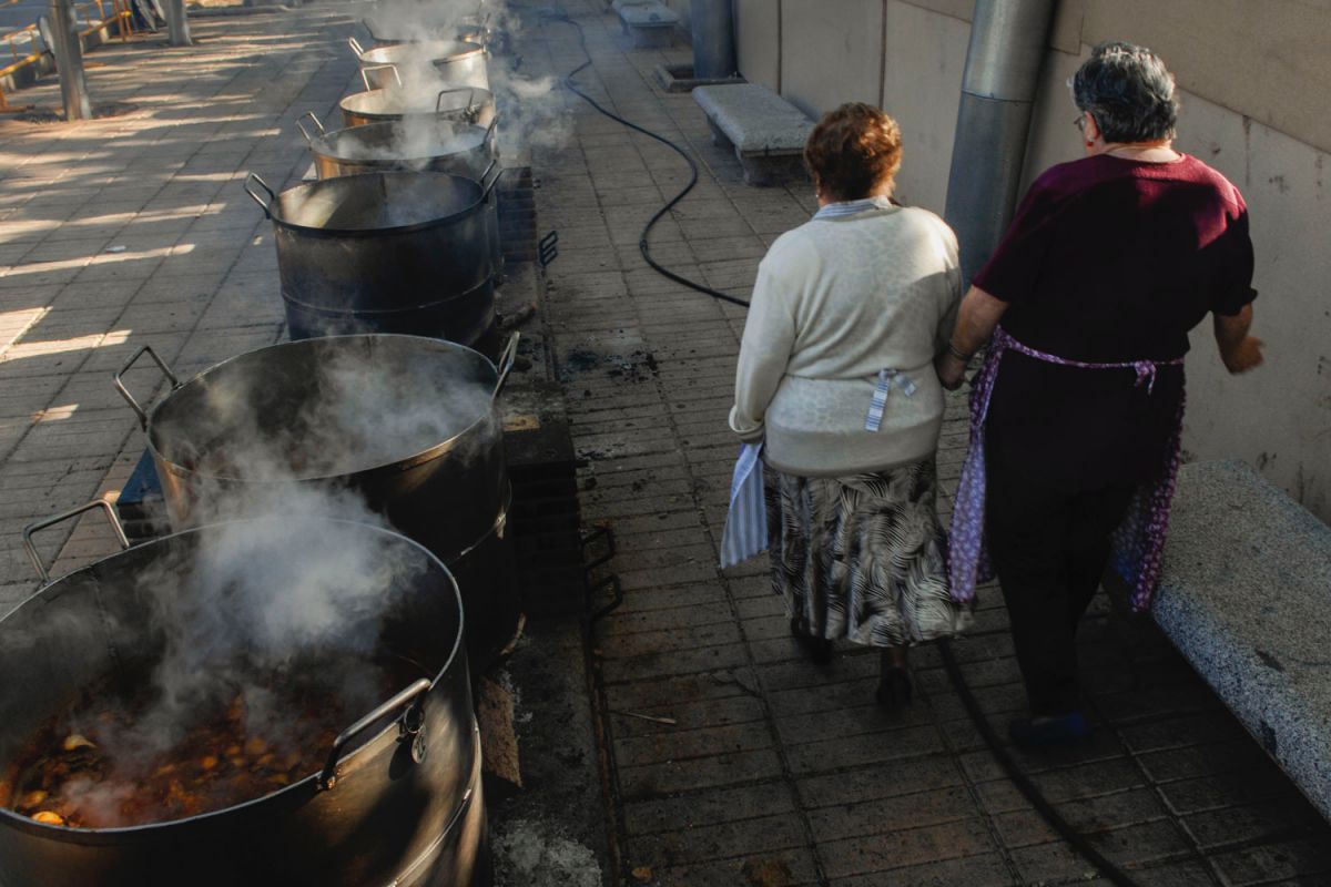 Las cocineras del guiso del Santo Voto pasean junto a las ollas Las cocineras del guiso del Santo Voto pasean junto a las ollas