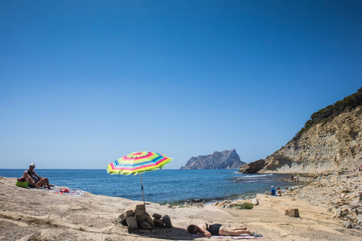 Un pareja toma el sol en la cala del Mallorquín, Calpe, Alicante. Un pareja toma el sol en la cala del Mallorquín, Calpe, Alicante.