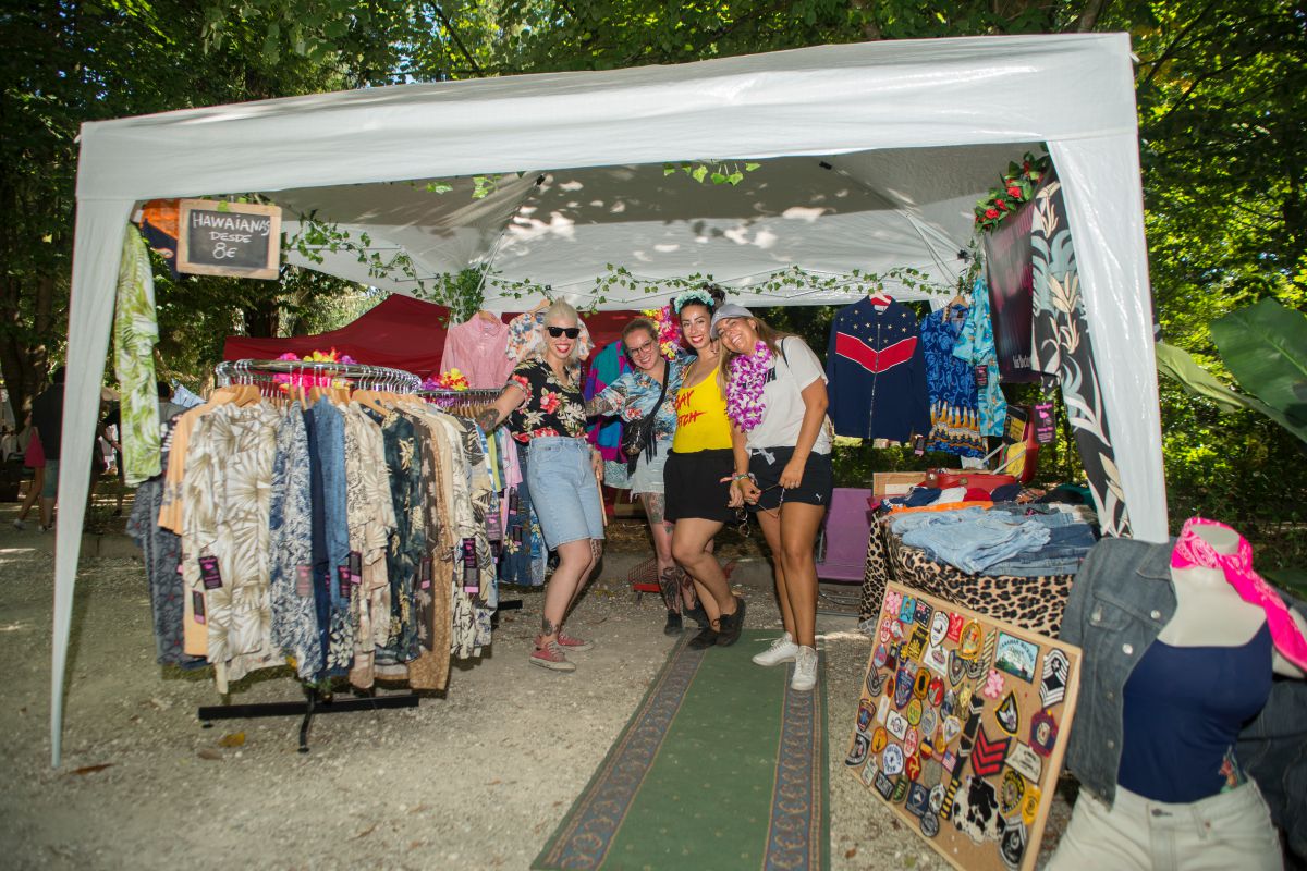Uno de los puestos de ropa y objetos de la edición de 2017 del festival PortAmérica, en Caldas de Reis, Pontevedra. Uno de los puestos de ropa y objetos de la edición de 2017 del festival PortAmérica, en Caldas de Reis, Pontevedra.