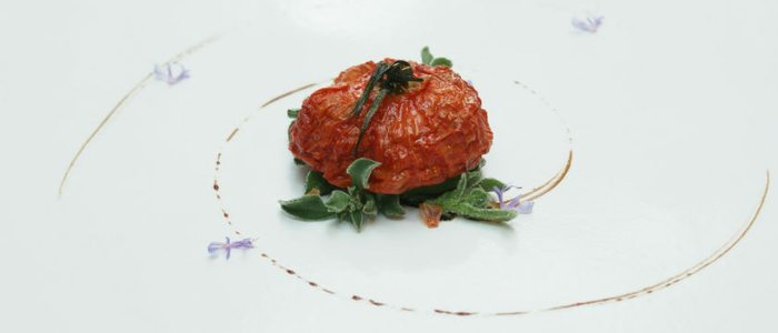 Tomate pasificado, hierba del rocío y aceite de enebro, la Casona del Judío. Tomate pasificado, hierba del rocío y aceite de enebro, la Casona del Judío.