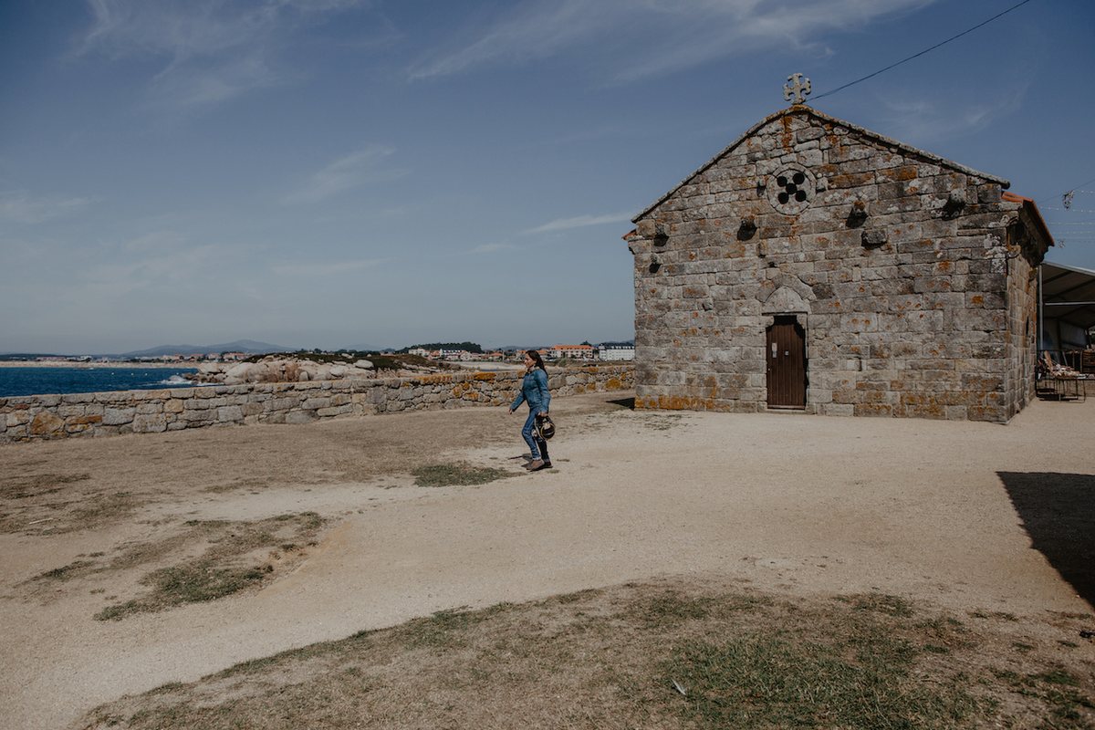 Disfrutando de las vistas y el salitre desde la ermita románica de la Lanzada. Disfrutando de las vistas y el salitre desde la ermita románica de la Lanzada.