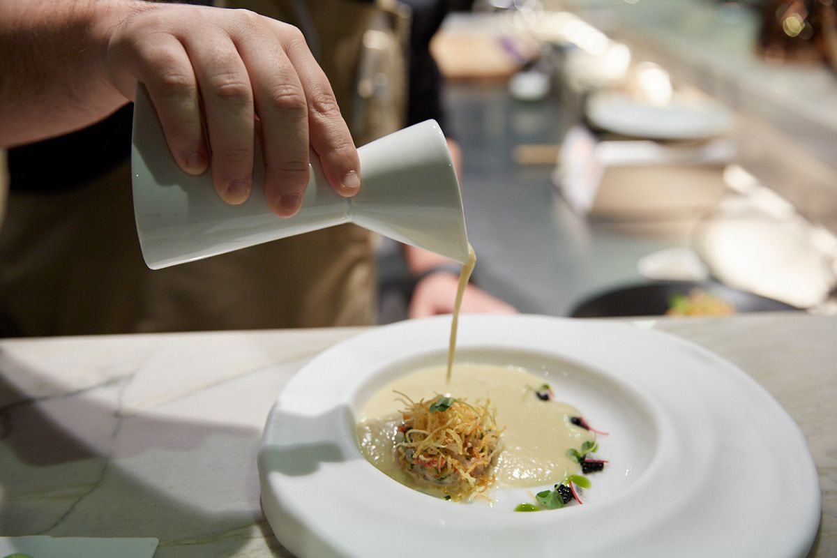 Plato Vichyssoise ligera con tartar de langostinos y caviar de arenque. Plato Vichyssoise ligera con tartar de langostinos y caviar de arenque.