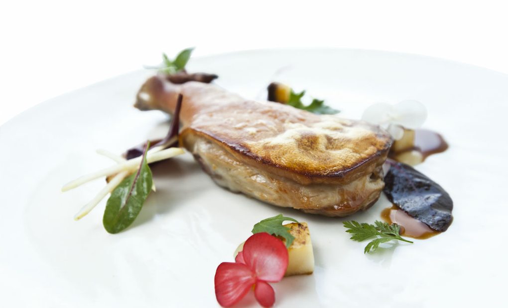 El plato: Cochinillo crujiente con manzanas y flores El plato: Cochinillo crujiente con manzanas y flores
