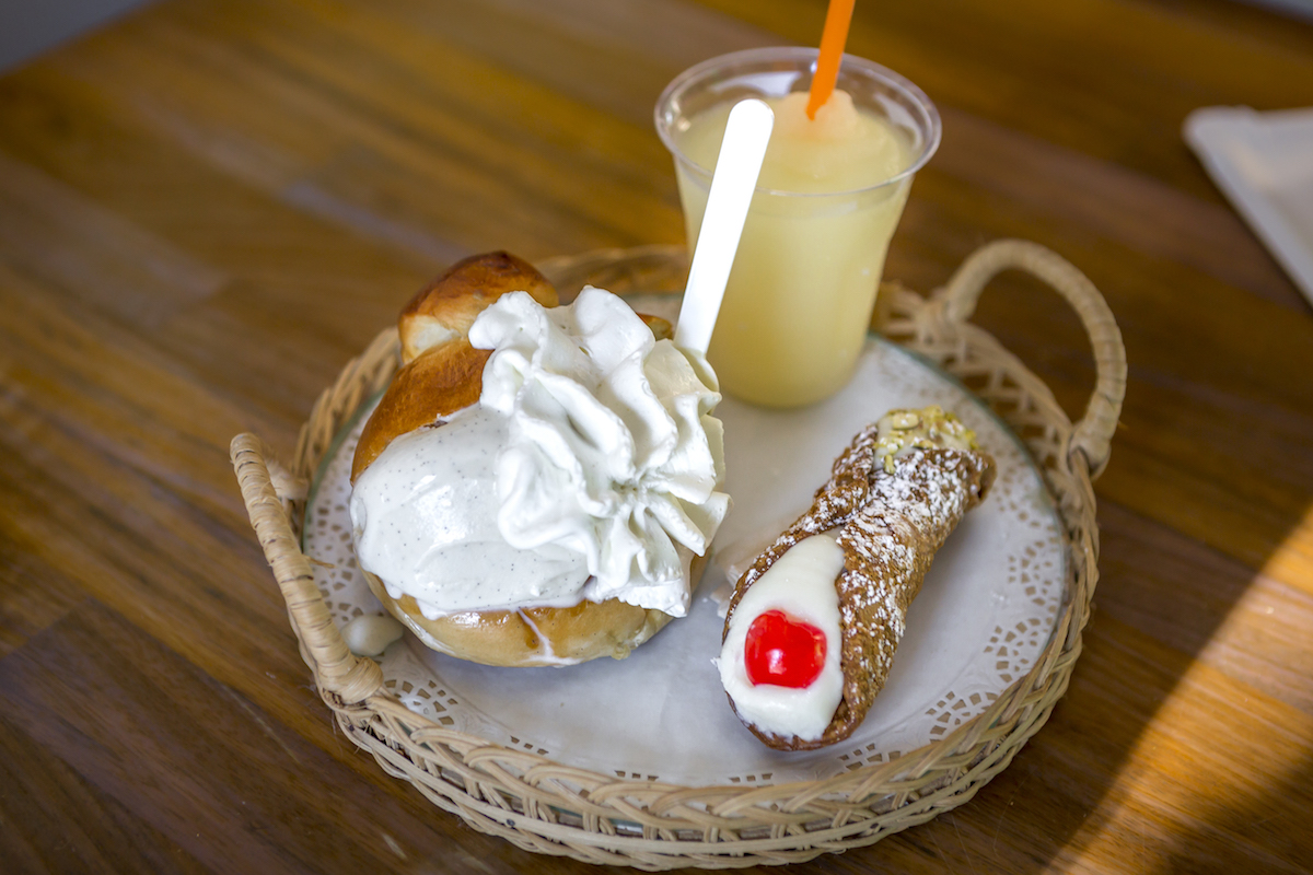 'Brioche gelato' de stracciatella y nata; 'cannoli' relleno de ricotta y 'granita' de limón, al más puro estilo italiano 'Brioche gelato' de stracciatella y nata; 'cannoli' relleno de ricotta y 'granita' de limón, al más puro estilo italiano