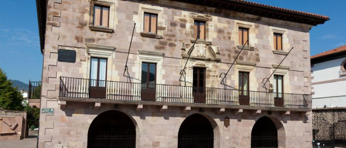 Plaza de los Fueros, Baztán. Plaza de los Fueros, Baztán.
