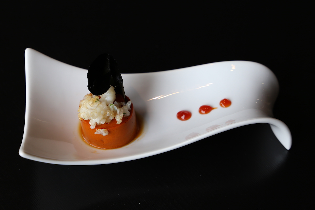 Pintxo de cuajada de pimiento, rellena de morcilla de Burgos con chip de patata y tinta y spaghetti de txipirón. Pintxo de cuajada de pimiento, rellena de morcilla de Burgos con chip de patata y tinta y spaghetti de txipirón.