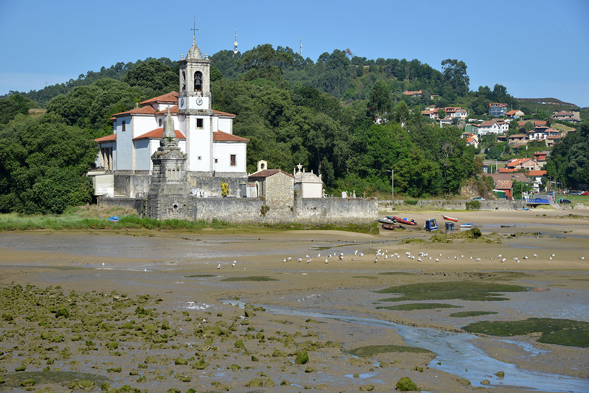 Llanes: Parroquia de Nuestra Señora de los Dolores de Barro, junto a la ría. Foto: Alfredo Merino | Marga Estebaranz Llanes: Parroquia de Nuestra Señora de los Dolores de Barro, junto a la ría. Foto: Alfredo Merino | Marga Estebaranz