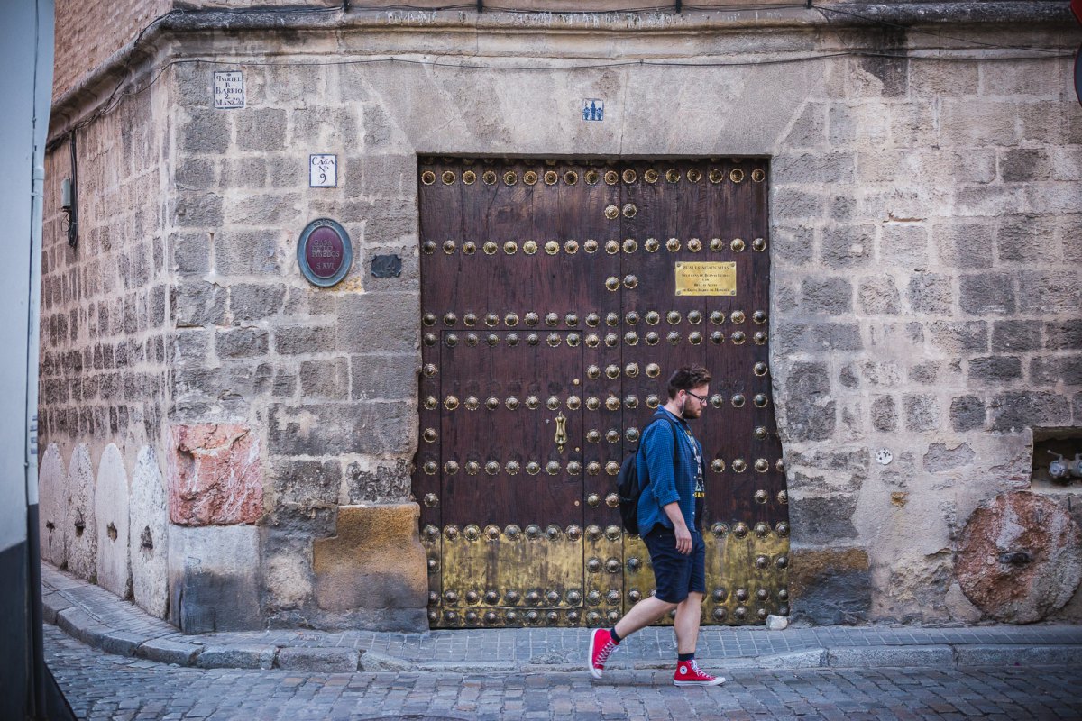 Detalle del portón y fachada de entrada a la Casa de los Pinelo en Sevilla. Detalle del portón y fachada de entrada a la Casa de los Pinelo en Sevilla.