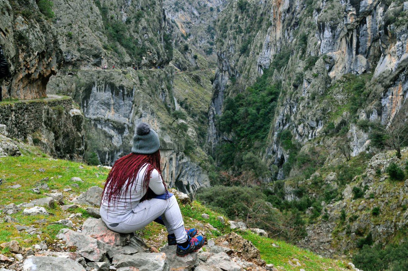 Parque Nacional Picos de Europa: Senda Cares (chica observando las vistas) Parque Nacional Picos de Europa: Senda Cares (chica observando las vistas)
