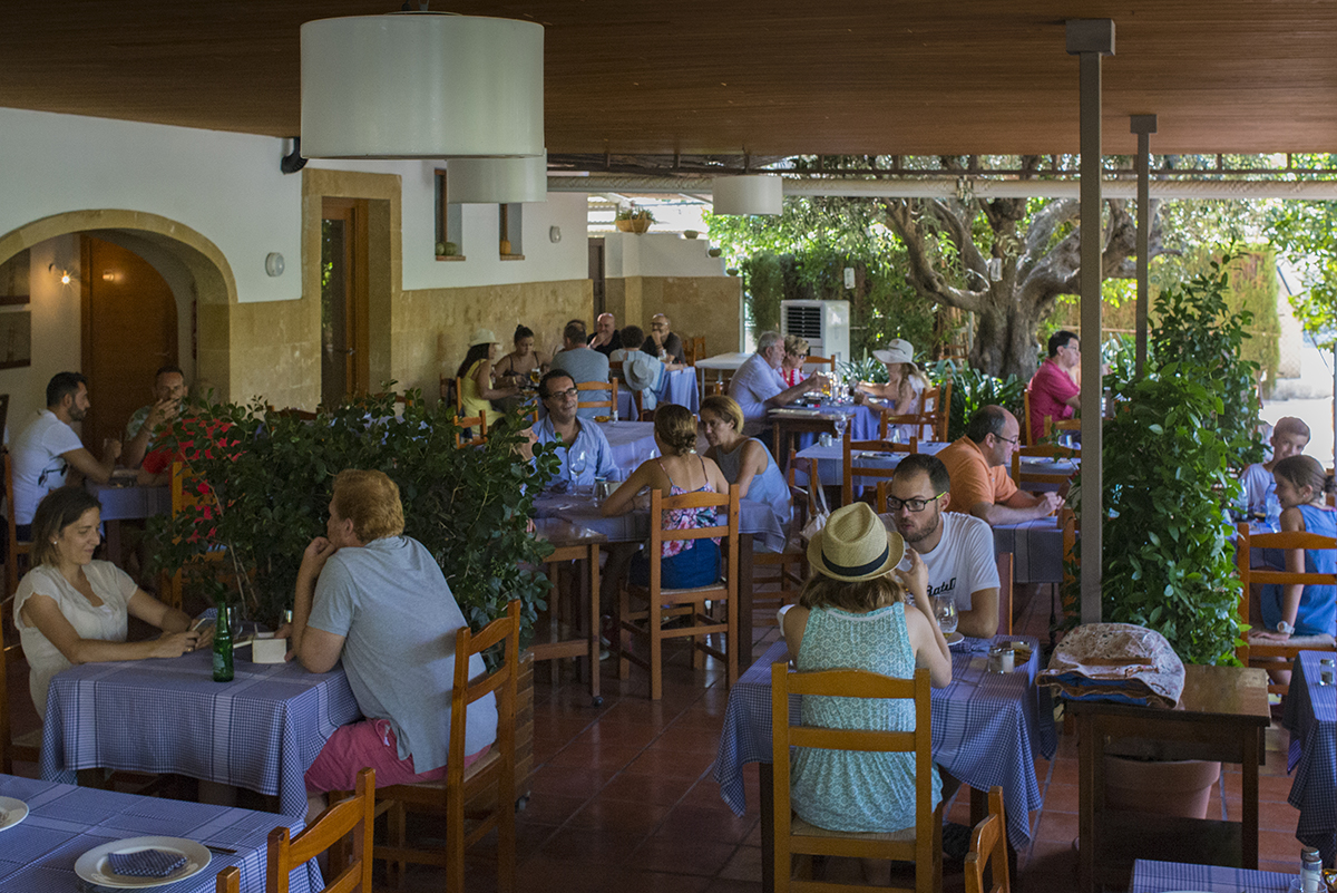 'La Cantina' ha pasado de ser un barecito de pescadores a la meca del buen comer de Jávea. Foto: Retratería. 'La Cantina' ha pasado de ser un barecito de pescadores a la meca del buen comer de Jávea. Foto: Retratería.