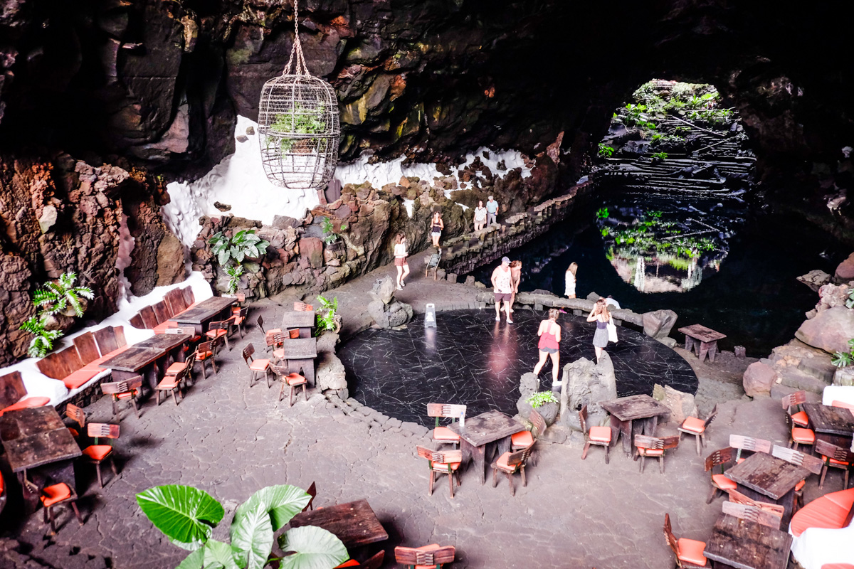 En los Jameos del Agua destaca un tubo volcánico con lago incluido. En los Jameos del Agua destaca un tubo volcánico con lago incluido.