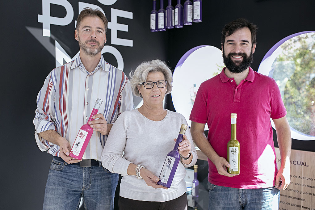 Alberto Molinero, María Dolores Carrillo (gerente de la cooperativa) y Andrés García. Foto cedida. Alberto Molinero, María Dolores Carrillo (gerente de la cooperativa) y Andrés García. Foto cedida.