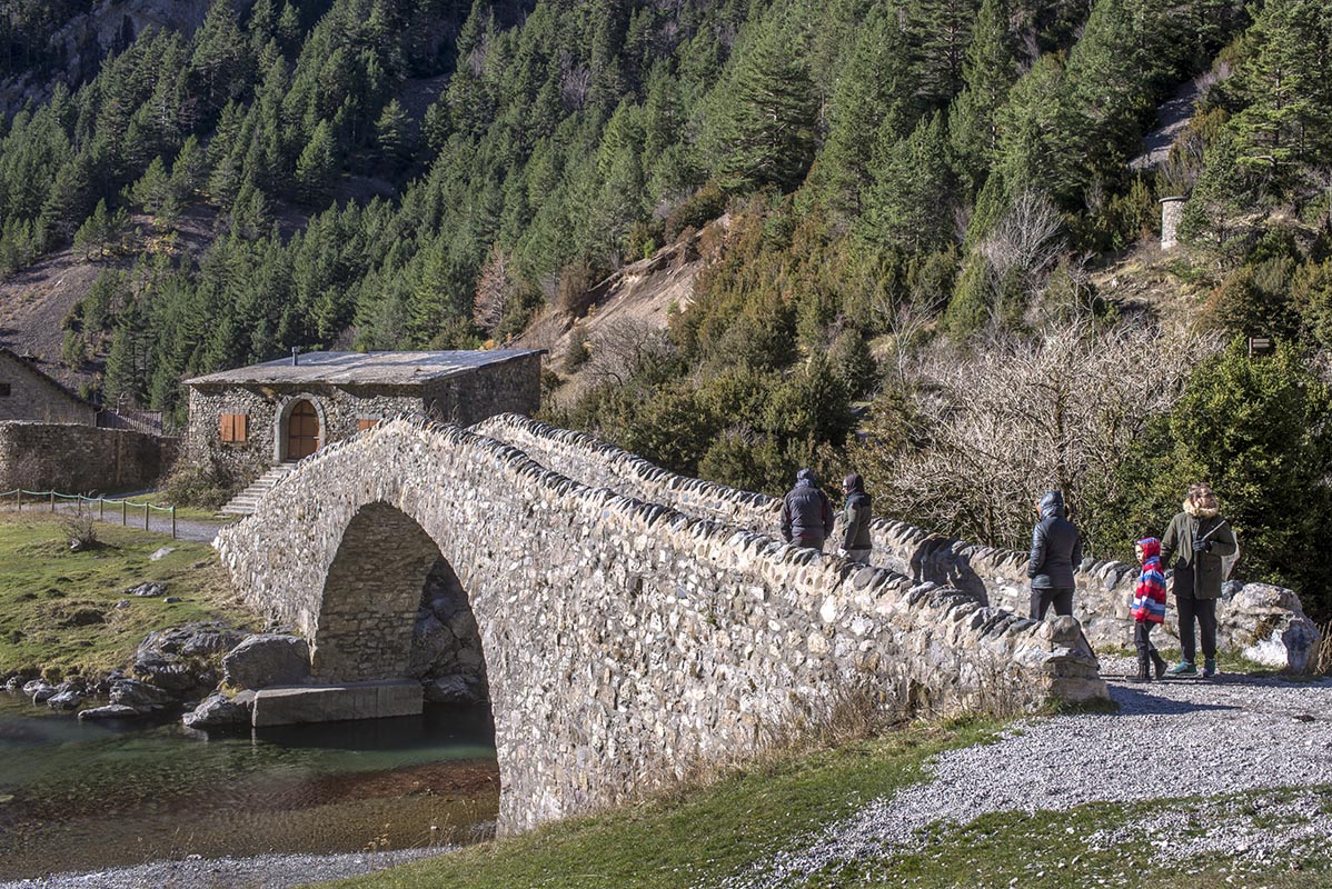 El Puente del refugio de San Nicolás y la ermita, un remanso al inicio o al final. El Puente del refugio de San Nicolás y la ermita, un remanso al inicio o al final.
