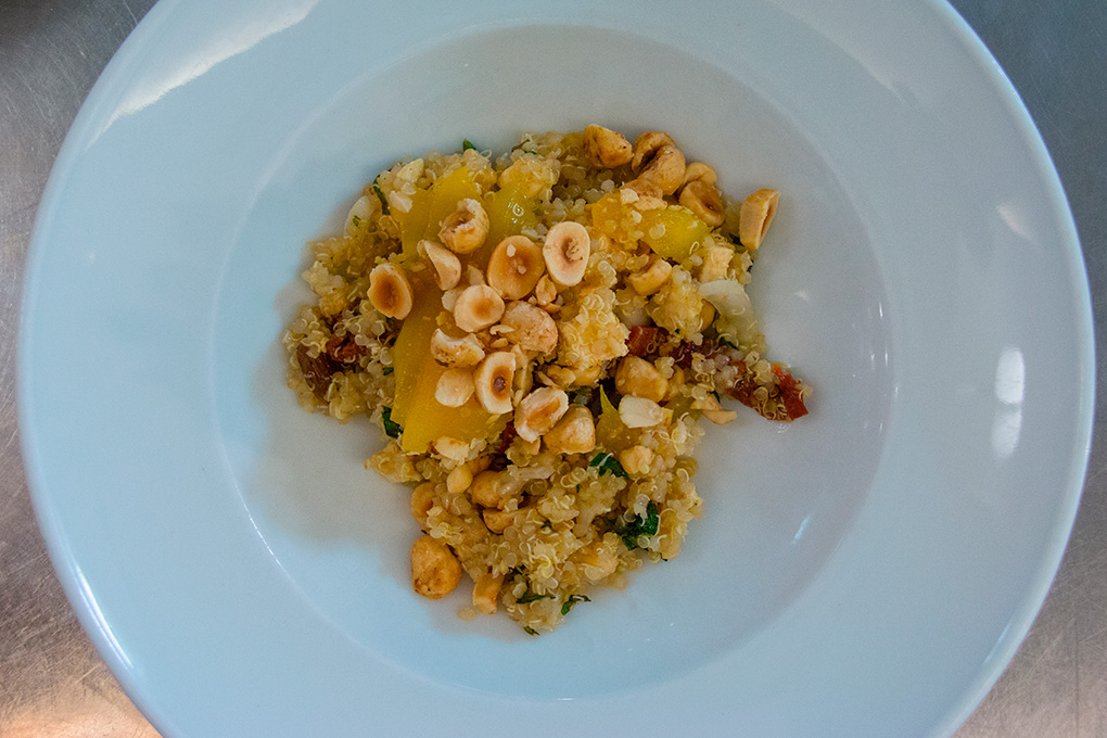 El chef no deja de probar nuevos platos para sorprender al cliente. En la imagen, la ensalada de quinoa. El chef no deja de probar nuevos platos para sorprender al cliente. En la imagen, la ensalada de quinoa.