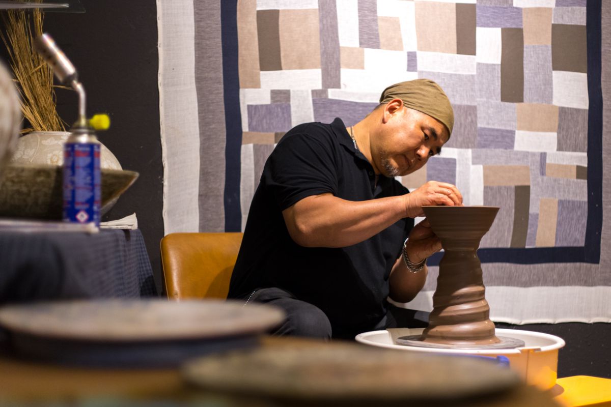 Young Eum Cho, cocinero y ceramista, creando la vajilla del restaurante coreano Soban, en Barcelona. Young Eum Cho, cocinero y ceramista, creando la vajilla del restaurante coreano Soban, en Barcelona.