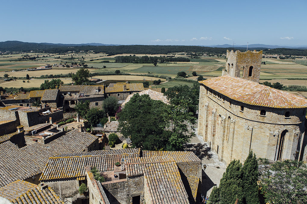 Panorámica aérea del municipio desde lo alto de la Torre de las Horas, el único resto del antiguo castillo. Panorámica aérea del municipio desde lo alto de la Torre de las Horas, el único resto del antiguo castillo.