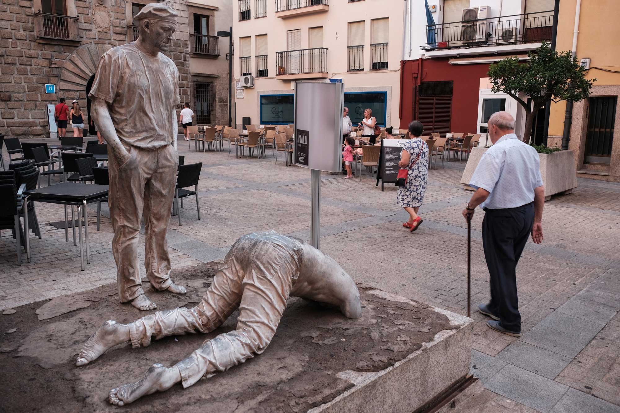 La obra de arte 'Escena 3' en la Plaza de Ansano, convive con palacios de siglos pasados. La obra de arte 'Escena 3' en la Plaza de Ansano, convive con palacios de siglos pasados.