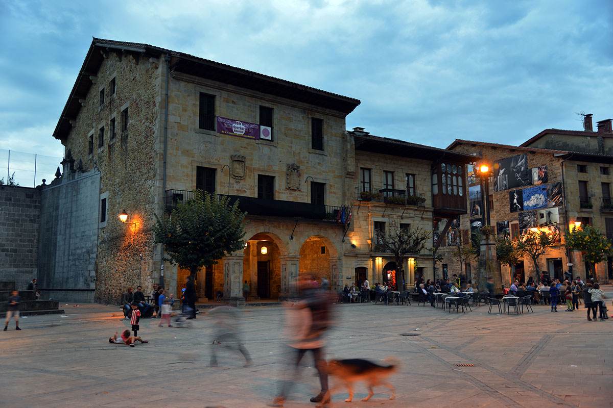 Amboto: Plaza Mayor de Elorrio. Foto: Alfredo Merino | Marga Estebaranz Amboto: Plaza Mayor de Elorrio. Foto: Alfredo Merino | Marga Estebaranz