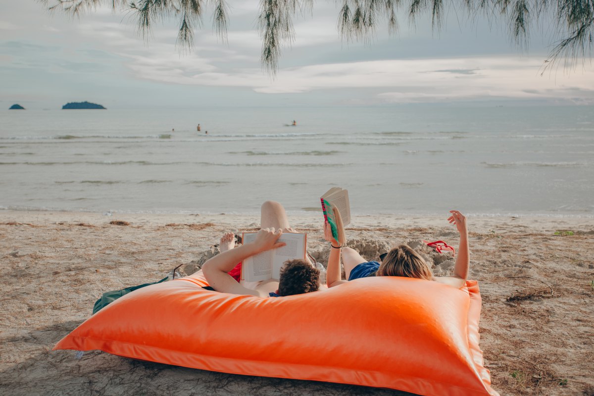 Lleva siempre un libro en tu maleta para viajar también con la mente. Foto: Shutterstock. Lleva siempre un libro en tu maleta para viajar también con la mente. Foto: Shutterstock.